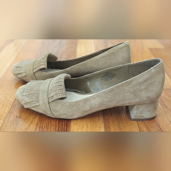 EUC Nine West beige suede low block heel closed round toe loafer style pumps - Picture 7 of 8